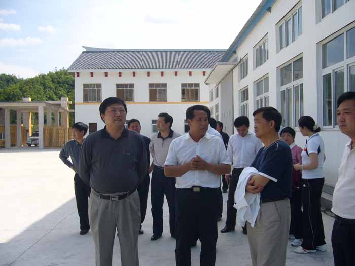 2009年5月23日省委副書記黃遠(yuǎn)志在荊門市委書記傅德輝和鐘祥市委書記田文彪的陪同下視察本公司