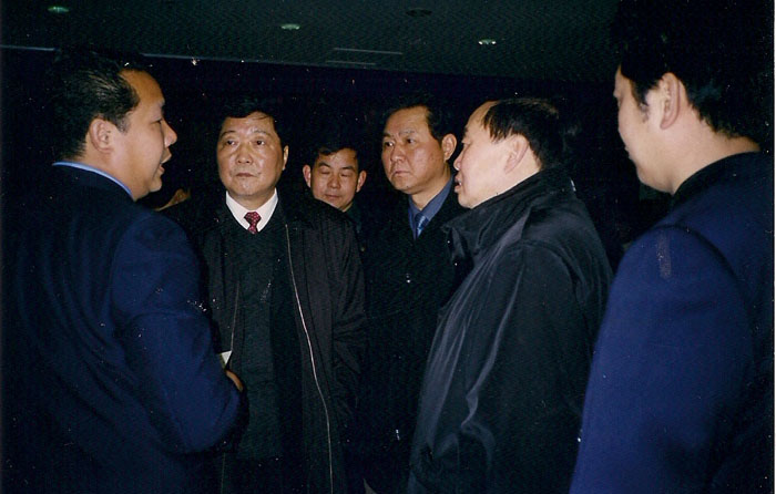 2002年3月原武漢市市長周濟(jì)帶領(lǐng)相關(guān)部門領(lǐng)導(dǎo)考察武漢公司葛粉生產(chǎn)情況并聽取總經(jīng)理邵仙墻的匯報